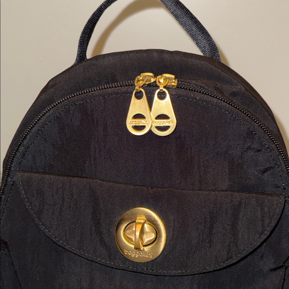 Bagallini Dallas Convertible Multifunction Backpack - Picture 4 of 15